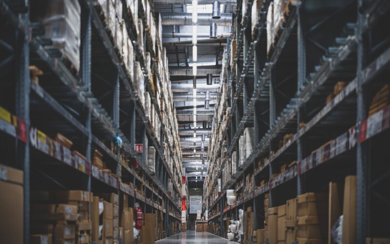 A messy warehouse, one of the challenges of optimal inventory